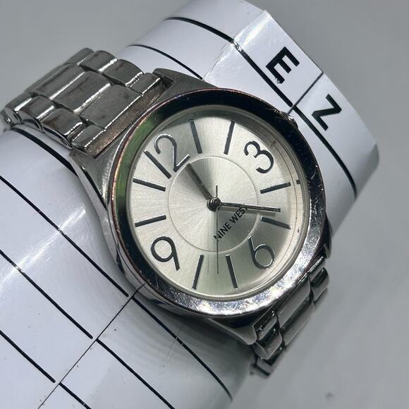 Nine West Silver Tone Minimalist Women’s Analog Watch Working New Battery - Picture 3 of 8